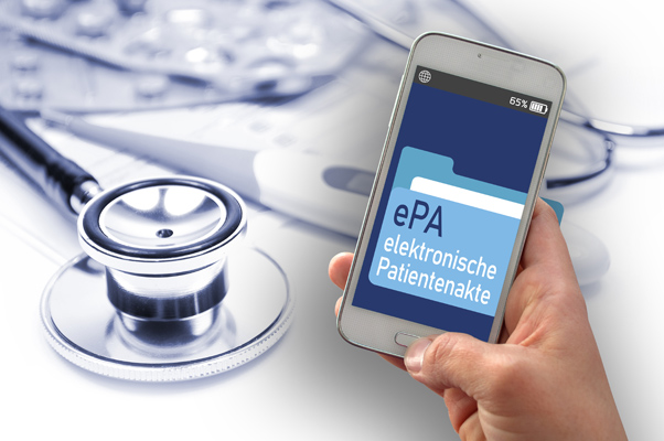 Am 15.01.2025 startet die neue elektronische Patientenakte, die ePA für alle. Sie wird den Versicherten von der Krankenkasse zur Verfügung gestellt und enthält, sofern nicht widersprochen, künftig die relevanten, medizinischen Daten von Patientinnen und Patienten. Dazu gehören zunächst etwa Medikationslisten sowie Arzt- und Befundberichte. Versicherte können ihre ePA über die ePA-App selbst verwalten und bestimmen, wer die ePA lesen darf. <p><i>[Bild: © Stockwerk-Fotodesign – stock.adobe.com]</i>