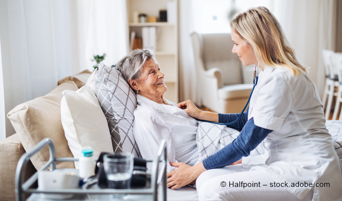 Laut der Pflegevorausberechnung des Statistischen Bundesamtes (Destatis) steigt die Zahl der pflegebedürftigen Menschen in Deutschland allein durch die zunehmende Alterung bis zum Jahr 2055 um 37%. Betrug die Zahl Ende 2021 noch rund 5 Millionen, wird sie den Berechnungen zufolge im Jahr 2055 auf etwa 6,8 Millionen ansteigen. Die private Pflegeversicherung könnte somit in Zukunft auch eine immer größere Rolle spielen. 