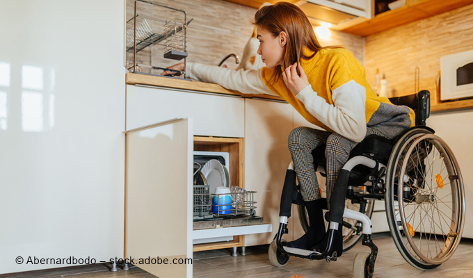 Die Bundesregierung will 2026 erneut den altersgerechten und barrierefreien Umbau von Wohngebäuden fördern, nachdem dieser vor einem Jahr gestrichen wurde. Über den Investitionszuschuss 455-B stehen rund 50 Mio. Euro etwa für bodengleiche Duschen oder Rampen bereit. Kritiker halten das für zu wenig und befürchten, dass die Mittel nicht für alle Antragsteller reichen.