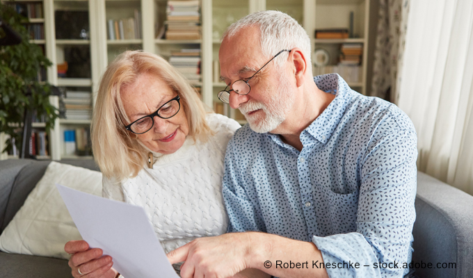 Die mehr als 21 Millionen Rentnerinnen und Rentner bekommen ab Juli höhere Bezüge. Diese steigen um 4,24%, da die Rente jährlich an die Lohnentwicklung angepasst wird. Gleiches gilt auch für die Witwen- und Witwerrenten. Hier gibt es zudem neue Freigrenzen beim Hinzuverdienst.