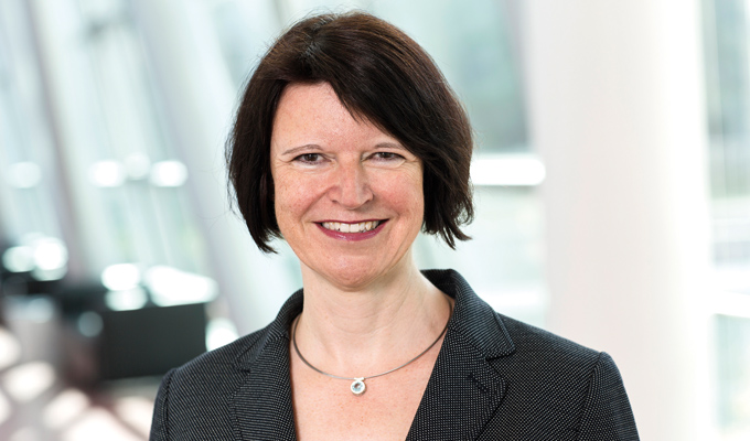 „Für die Gesellschaften im Allianz Deutschland Verbund gilt eine Betriebsvereinbarung, die dem Leitgedanken ‚das Richtige am richtigen Ort tun‘ folgt. Es gibt vier gemeinsame Präsenztage pro Monat. Die Teams definieren in einer verbindlichen Teamcharta weitere Anlässe für Präsenztage, etwa die Einarbeitung neuer Kollegen. Flexibles Arbeiten ist für den Erfolg unseres Unternehmens entscheidend. Gerade wenn es darum geht, Talente zu gewinnen.“<p><i>[Bild: © Allianz]</i> 