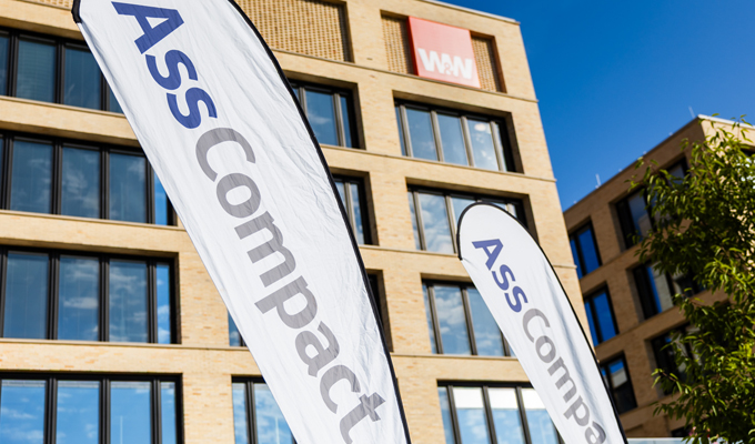 Vor den Toren Stuttgarts auf dem W&W-Campus in Kornwestheim fand sich am 10.07.2025 die Branche zusammen, um über Trends und Entwicklungen der Makler- und Versicherungswelt zu sprechen: auf dem Makler-Summit Süd-West. In für das Event neuer Location heißt das Motto: Vielfältig. Kompakt. Regional. Persönlich. 