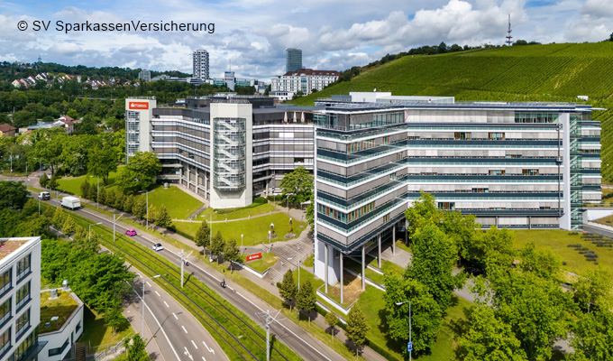 Und ein weiteres Unternehmen schafft es auf das Siegertreppchen der Zweitplatzierten: die SV Sparkassenversicherung. Auch dieser Versicherer erhält 90 von 100 Punkten von den Befragten im Bereich Risikomanagement der gewerblichen Sachversicherung.