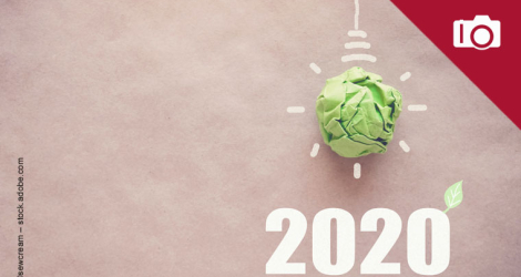 Die Zahl 2020 auf hellrosa Hintergrund, darüber eine gezeichnete Glühbirne, die aus einem zerknüllten grünen Papier besteht. 