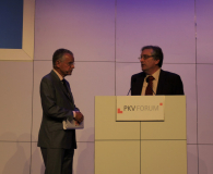 Wirtschaftsjournalist und Moderator des PKV-Forums Michael Opoczynski (l.) im Gespräch mit Ulrich Dietz (r.), Leiter des Referats Grundsatzfragen der Pflegeversicherung im Bundesministerium für Gesundheit.